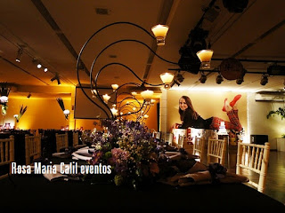 mesa, cadeira paris, centro mesa jardineira com flores roxas