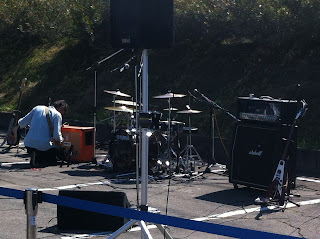 ドラムセットとアンプ