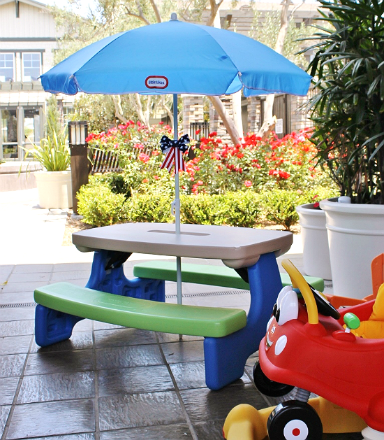 Little Tikes EasyStore Picnic Table With Umbrella creates a space for your children to call their own!