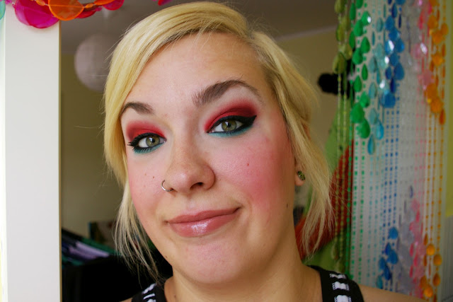 stranger in the green: Angetaggt - 1x1 Lidschatten-Tag - Rot und Türkis