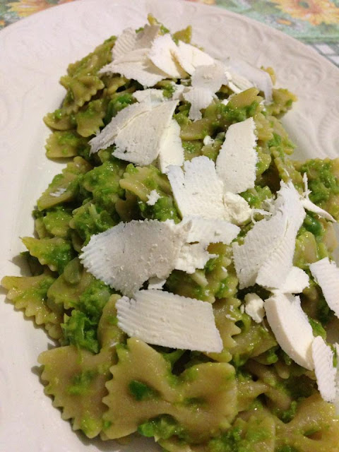 farfalle integrali con crema di legumi verdi e ricotta salata