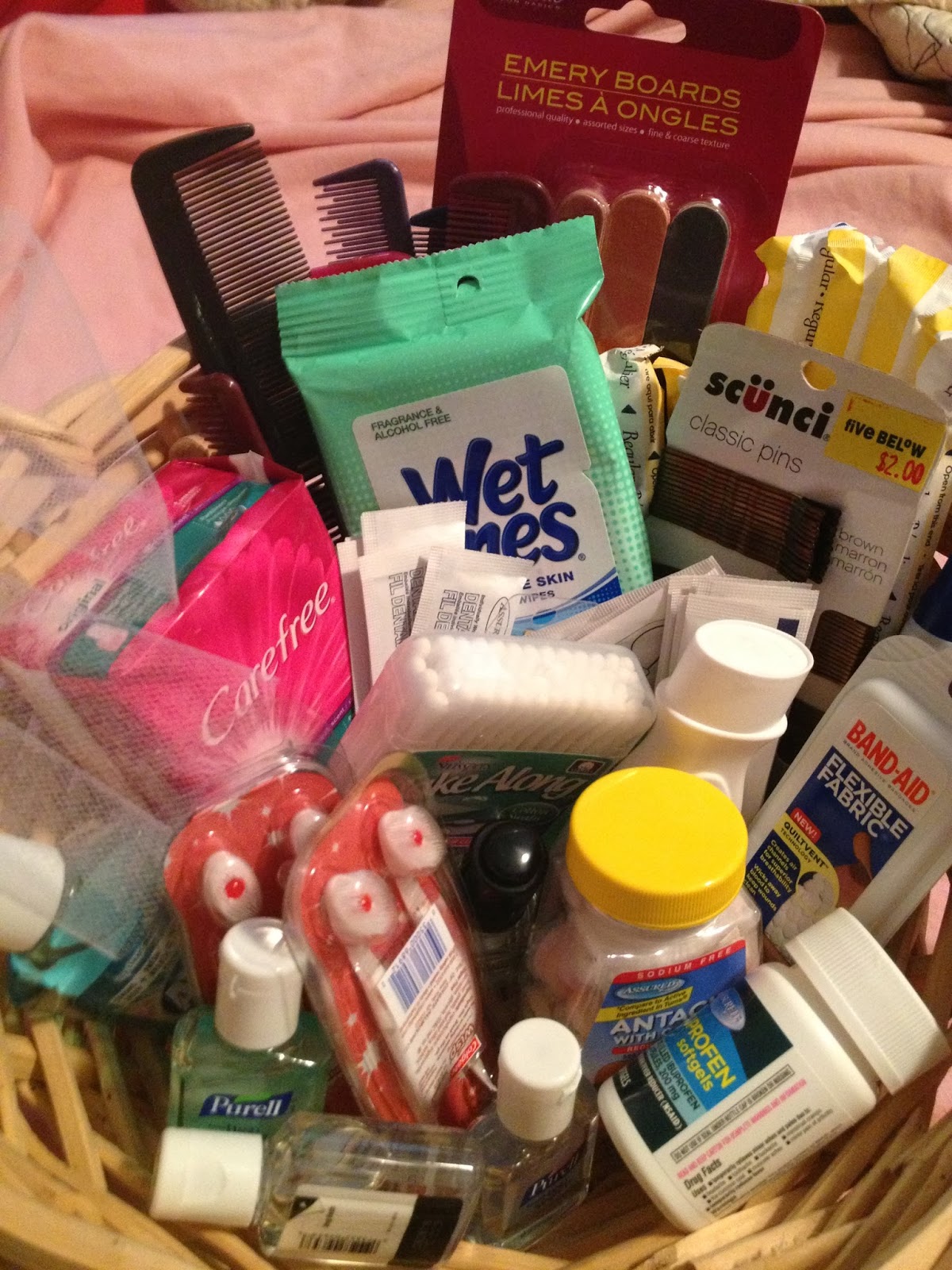 mauradorable (ˈmȯr ador·able) Wedding bathroom emergency kit list!