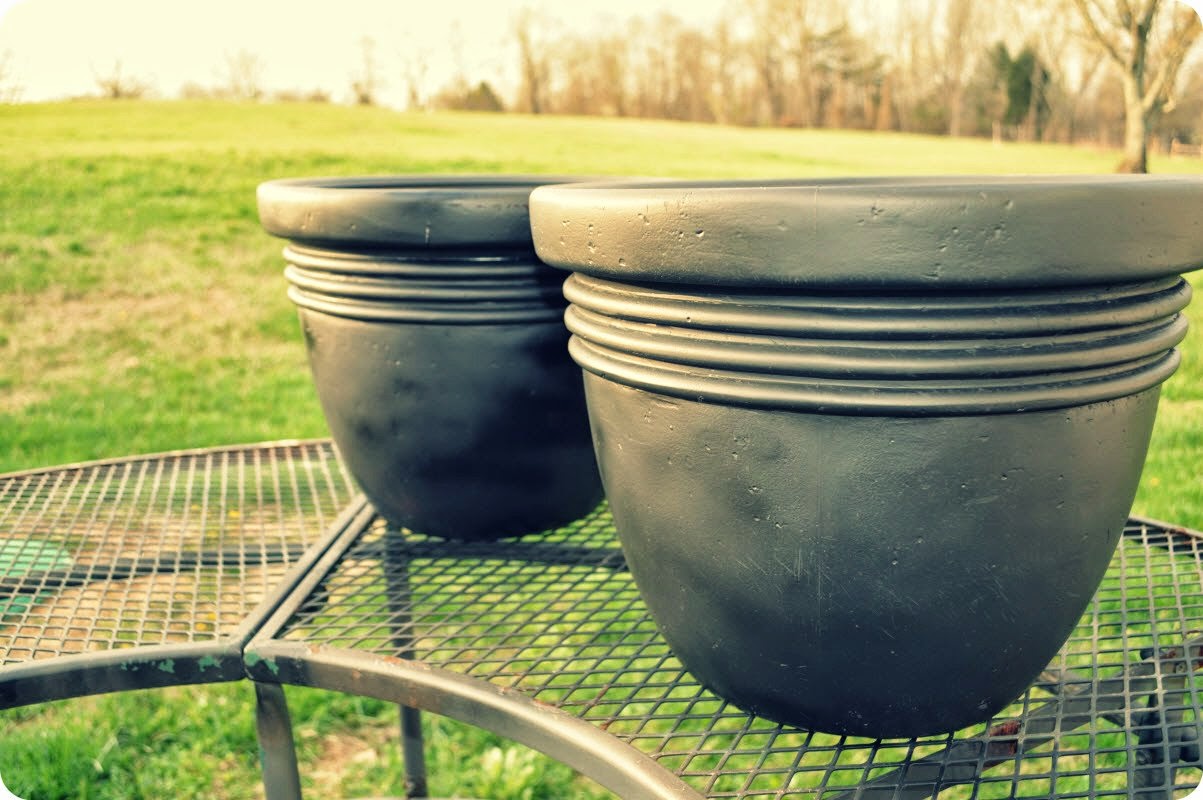 Mrs. Do It Herself Spray Painting Outdoor Planters