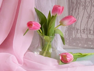 Tulipán, una flor con historia - florero con tulipanes rosa