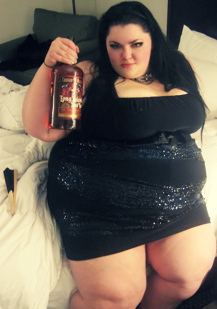 Ssbbw mistress makes sub pass out for