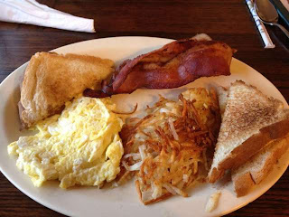 Bacon eggs toast and hashbrowns - yummy!