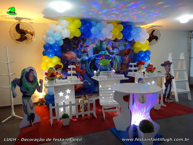 Toy Story - decoração provençal simples Mesa provençal decorada com o tema Toy Story para festa infantil - decoração para aniversário de meninos realizado na Barra RJ