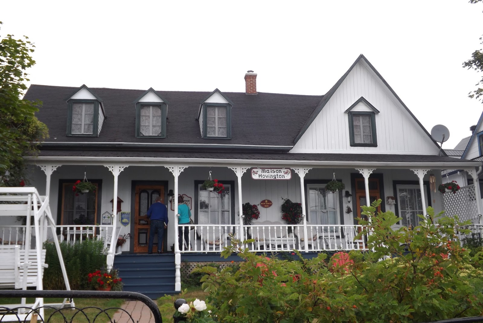 Direction Tadoussac Arrivée à l'auberge, La Maison Hovington.