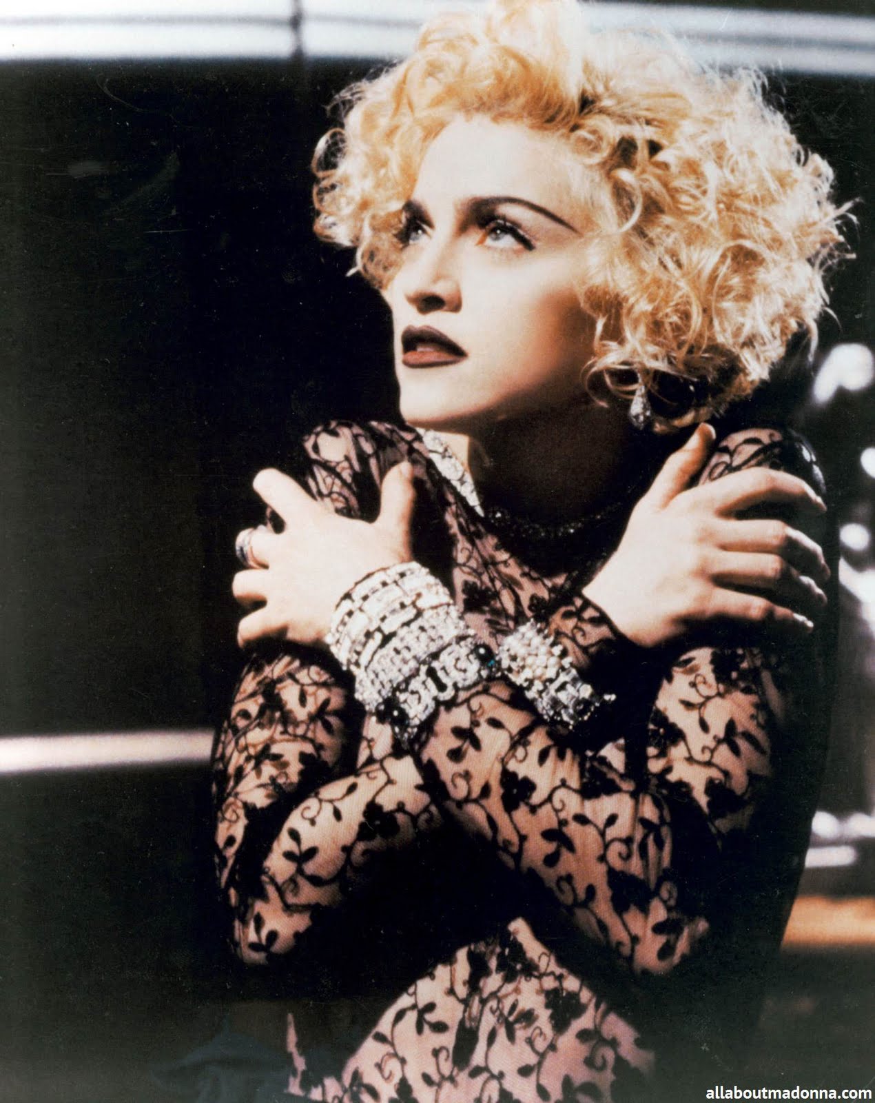 http://2.bp.blogspot.com/-oWbd2aJVzGw/Tn3srod4SjI/AAAAAAAAAqU/MZk_yMpBp8c/s1600/vogue3.jpg