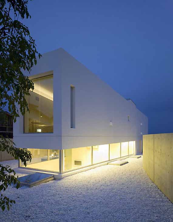 Minimalist Garden and Sea Japanese House by Takao Shiotsuka Atelier ...