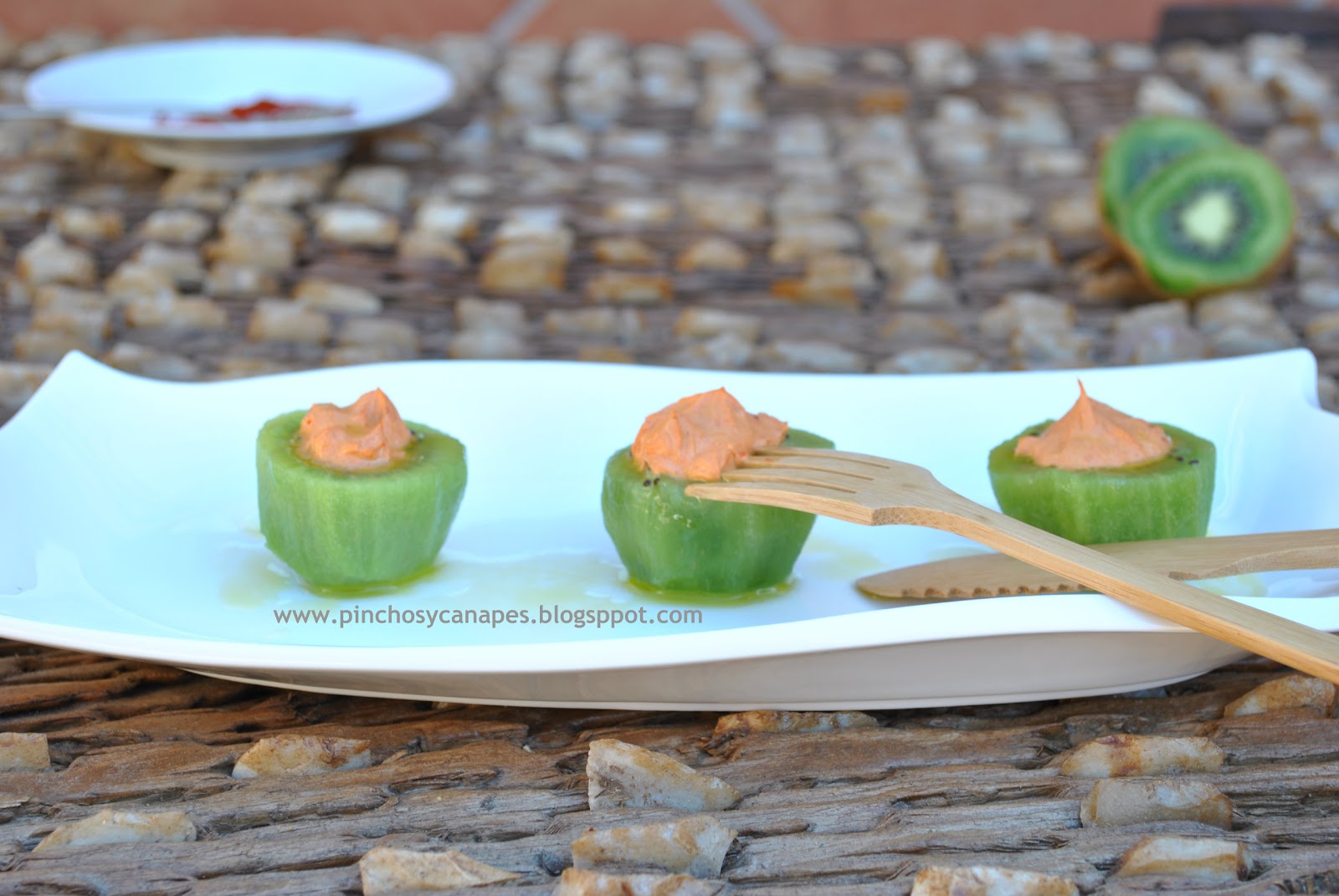 Vuestras cocinas, Kiwis rellenos de queso al pimentón (Graci) Con un