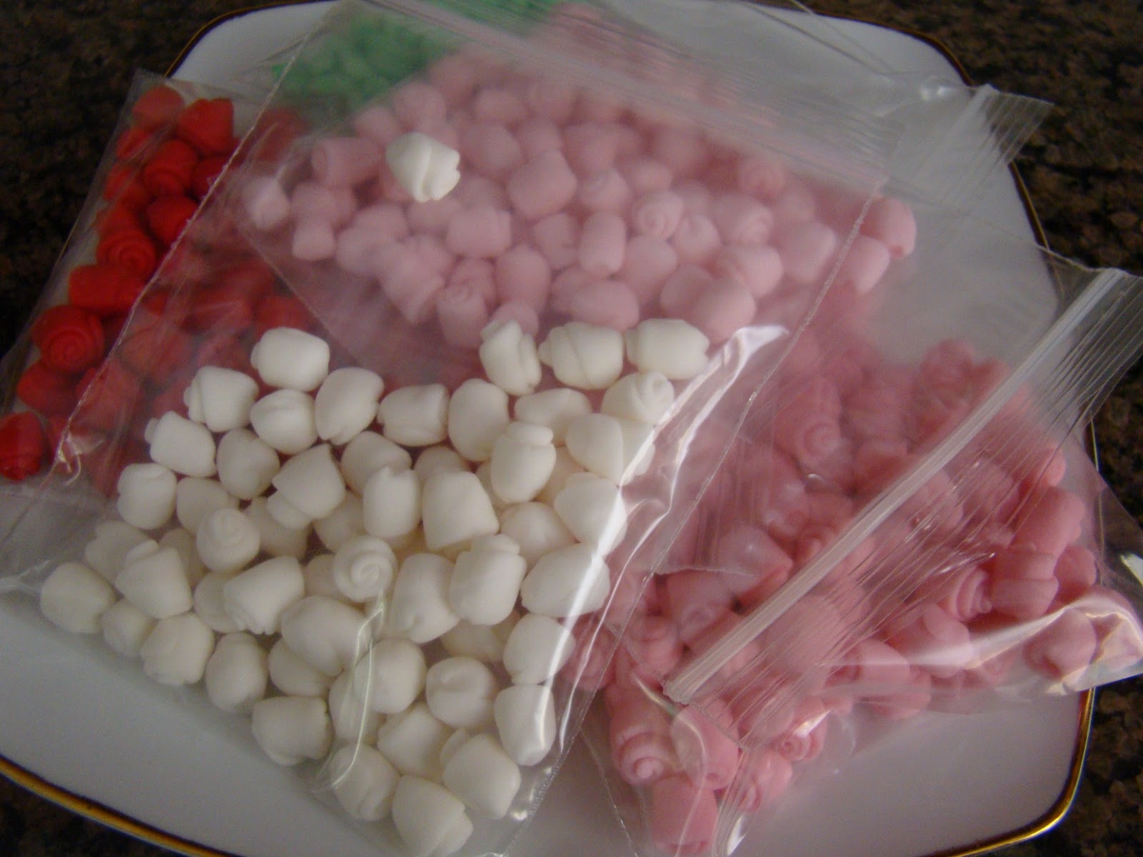 Sweetbakedlove Roses Are Red How To Make Rolled Fondant Roses