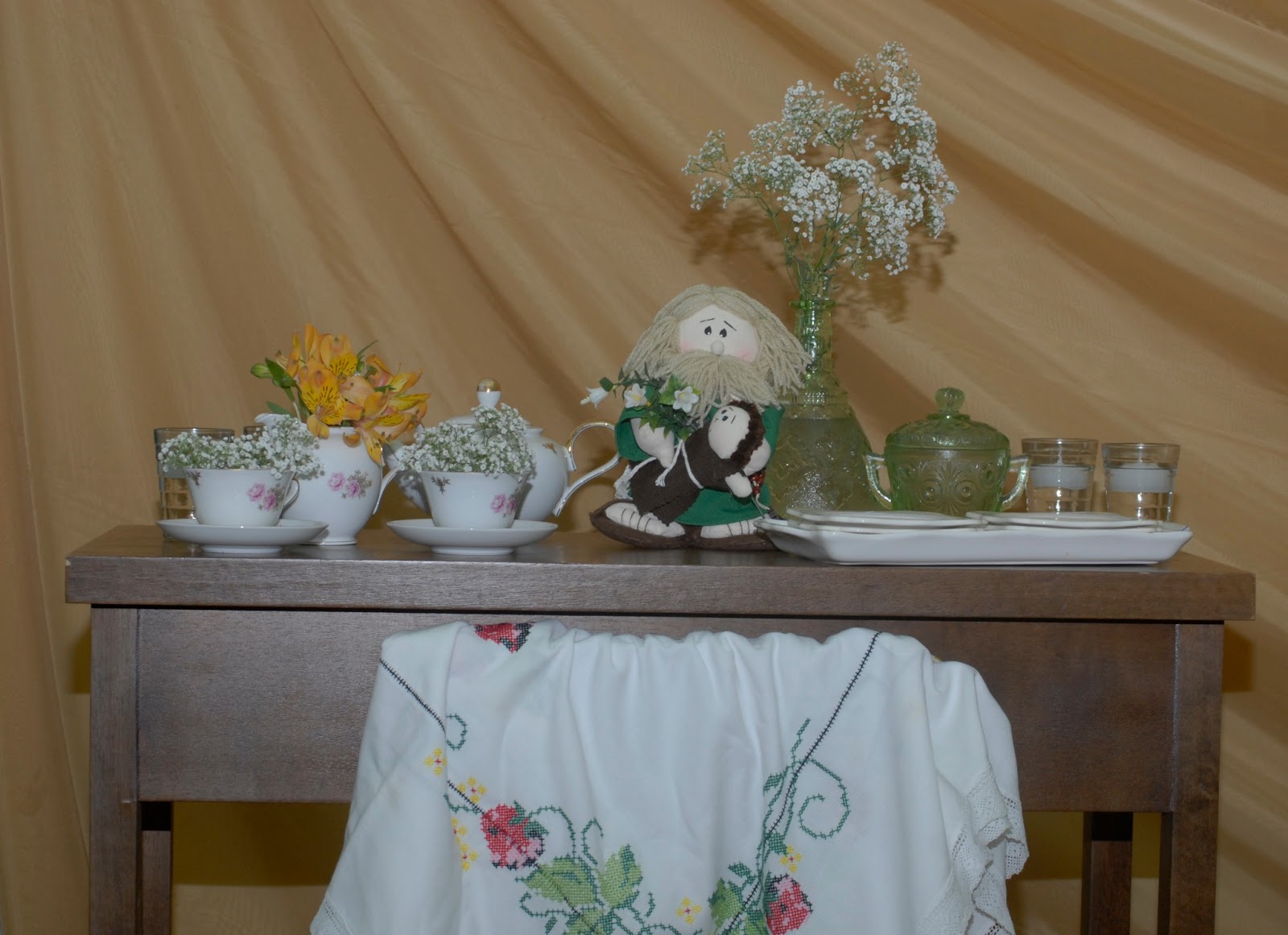 Mesa com alguns presentes recebidos no casamento em 1963 Mesa com alguns presentes recebidos no casamento em 1963