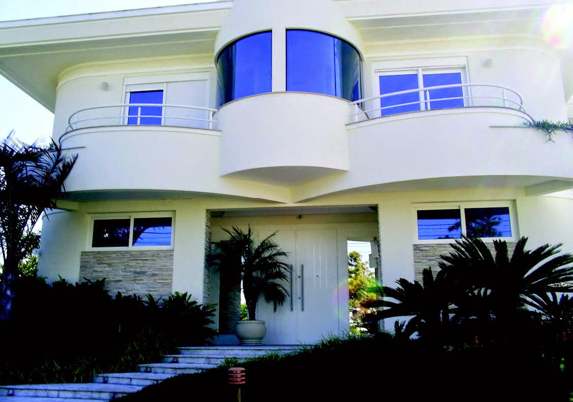 altas casas de vidro azul e branco estão alinhadas em altura. casas são  feitas no mesmo estilo. novo microdistrito, casas com janelas panorâmicas.  contra o fundo de nuvens escuras 13416798 Foto de stock no Vecteezy