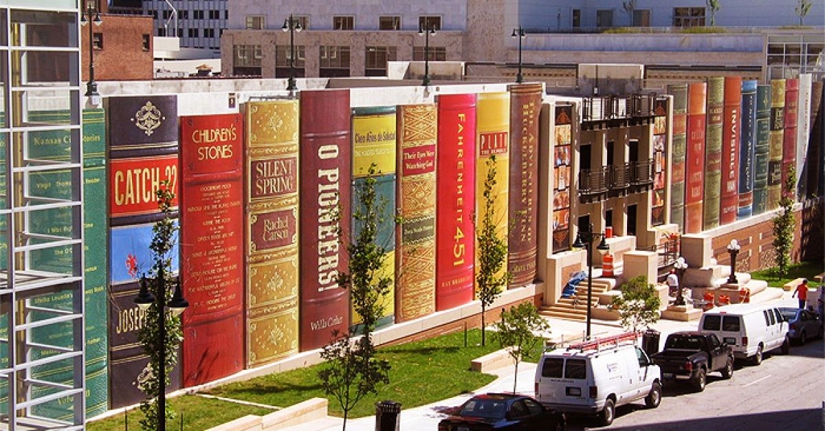 Półka z książką BIBLIOTEKA PUBLICZNA W KANSAS CITY (Missouri, USA)