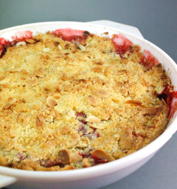 Крамбл с клубникой и ревенём 