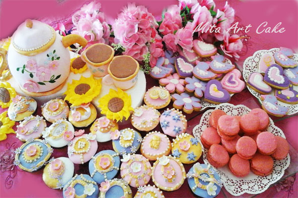 Icing cup cake and tea pot