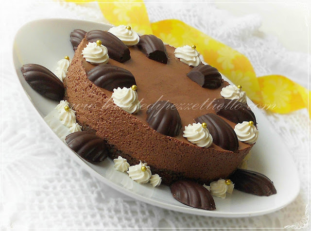 Torta yogurt cioccolato e nocciole fresche