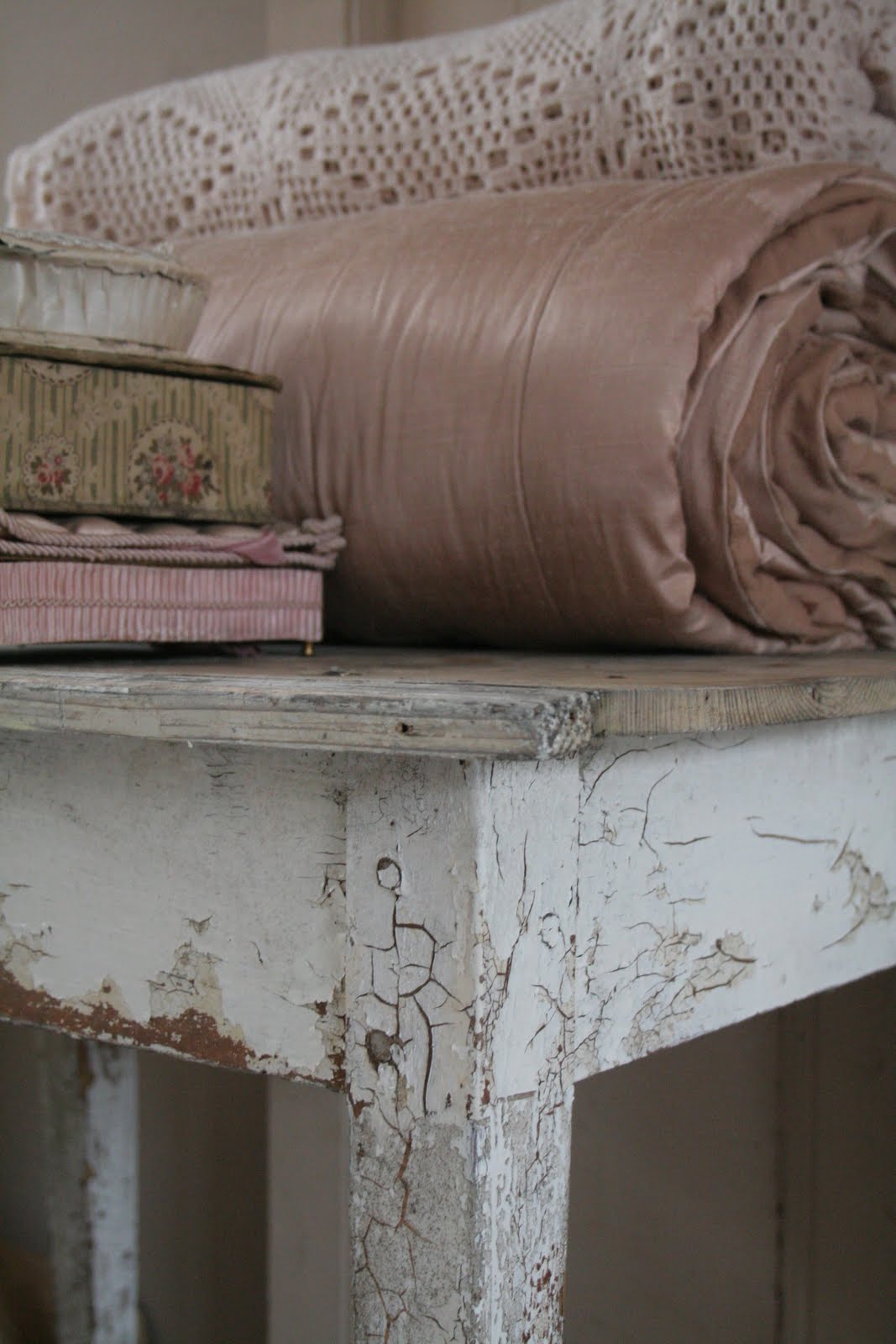 Brocante woonkamer kleuren: old basics brocante vitrinekast in beeld.