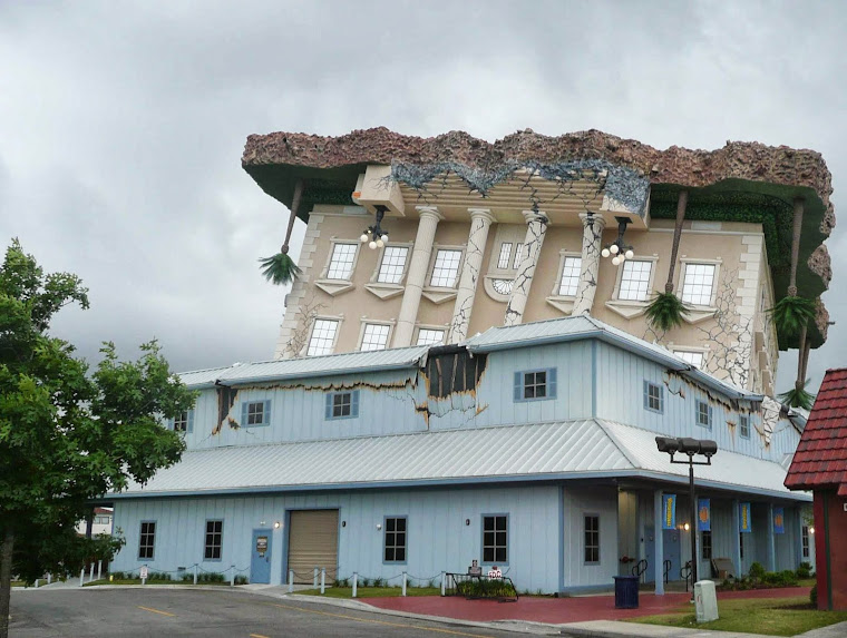 UNE ATTRACTION POPULAIRE ICI : LA MAISON TOMBÉE SUR LE RESTAURANT CRAB SHACK!!!!_______________