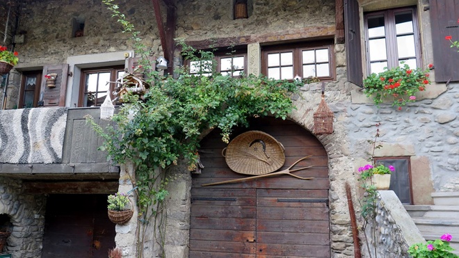 [Image: lang-mang-hoa-no-khap-noi-quanh-ngoi-nha-da-3.jpg]