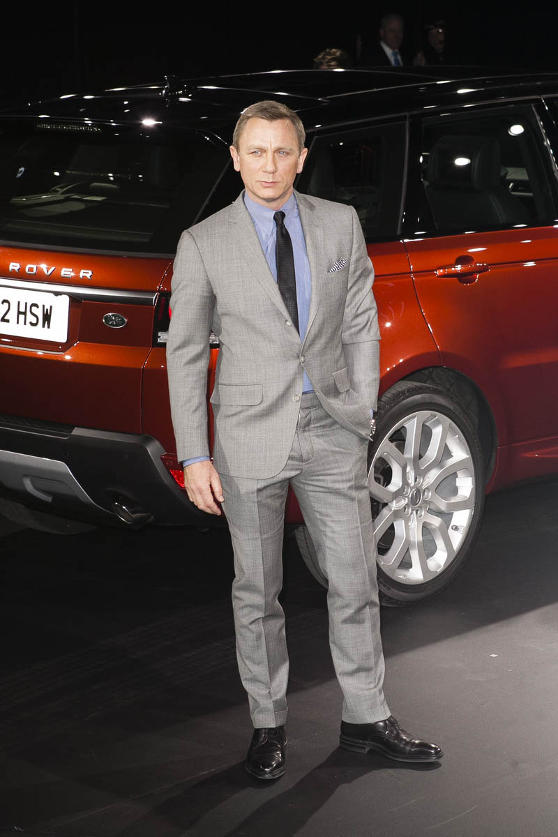 DANIEL CRAIG WITH RANGE ROVER IN NEW YORK