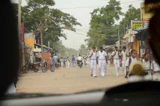 students in uniform who go to school in tamil nadu studenti in divisa che vanno a scuola nel tamilnadu