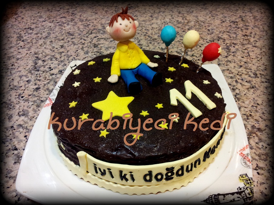 Kurabiyeci Kedi Oturan Cocuk Figurlu Pasta