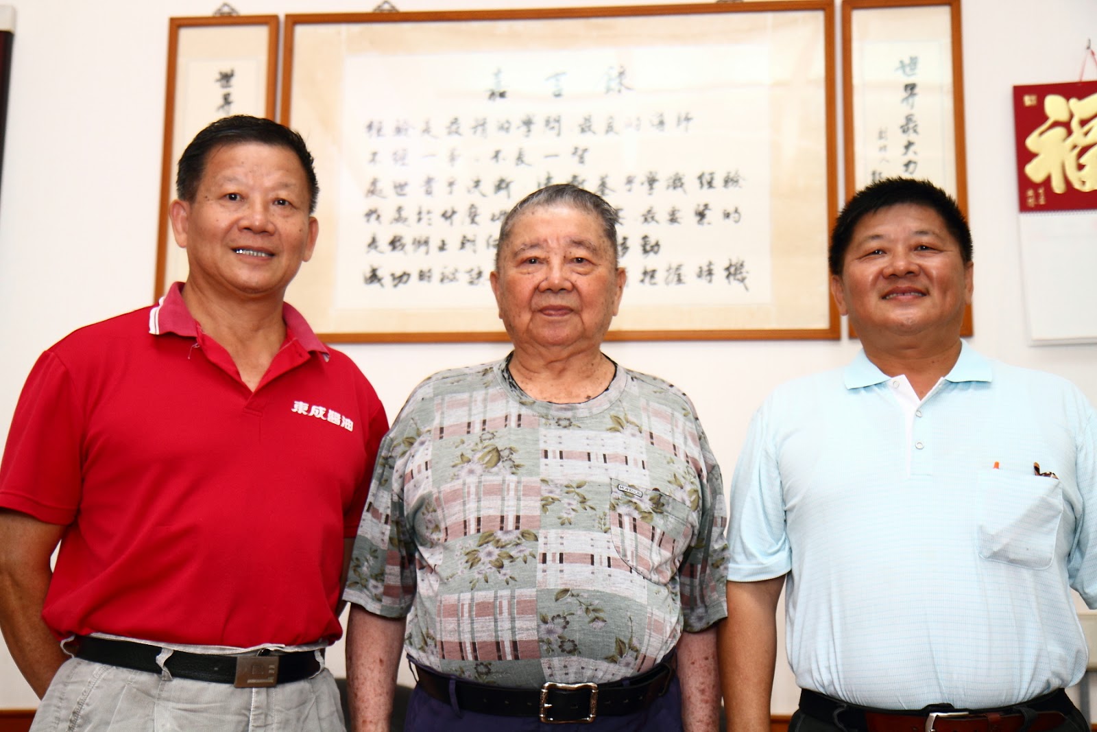 創始人鄭登奇(中)與二代經營管理人鄭旭峰(左)、鄭堯天(右)分別掌管行銷業務與研發生產