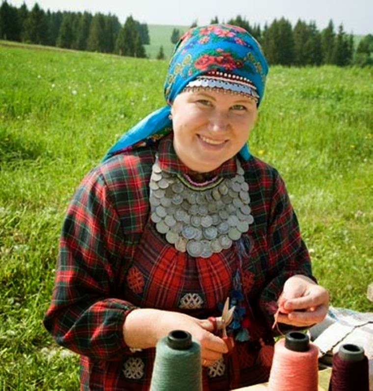 Голая удмуртка говорит по телефону Голая удмуртка говорит по телефону