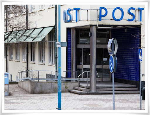 Blått i stan, postkontor med blått kakel och ett par vägskyltar