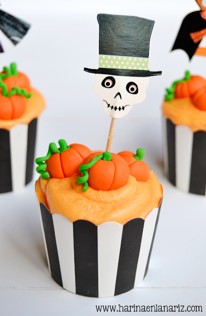 cupcake con calabazas de fondant y topper de esqueleto para Halloween