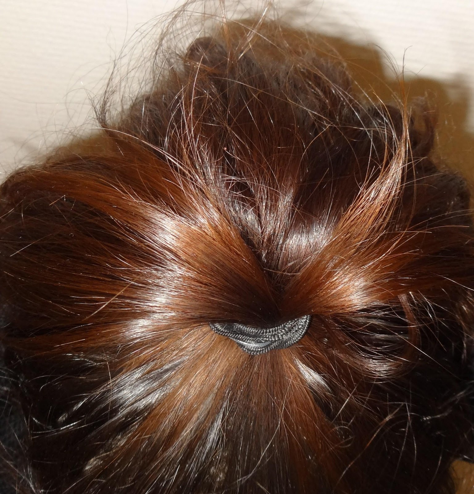 Première étape s\u0027attacher les cheveux en queue de cheval. Tu vas te moquer mais ça a été l\u0027étape la plus compliquée pour moi.