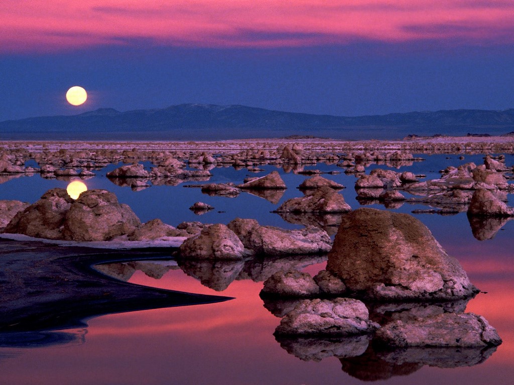 Moonrise_at_Mono_Lake,_California.jpg