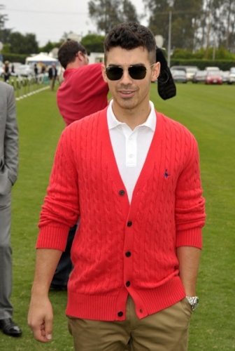http://2.bp.blogspot.com/-osGPOgX6uPY/ThkOehdEr_I/AAAAAAAAUs8/LAhyA0sNGVk/s1600/joe-jonas-santa-barabara+16.JPG