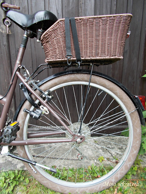 rower - tylne koło, siodełko i koszyk na bagażniku