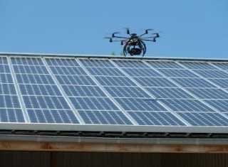 Drone supervisiona instalação fotovoltaica http://www.ecollectivites.net/article/actualite/edf-enr-lance-de-nouvelles-solutions-techniques-pour-la-supervision-et-la-maintenance-de-toitures-so/index.html Drone supervisiona instalação fotovoltaica http://www.ecollectivites.net/article/actualite/edf-enr-lance-de-nouvelles-solutions-techniques-pour-la-supervision-et-la-maintenance-de-toitures-so/index.html