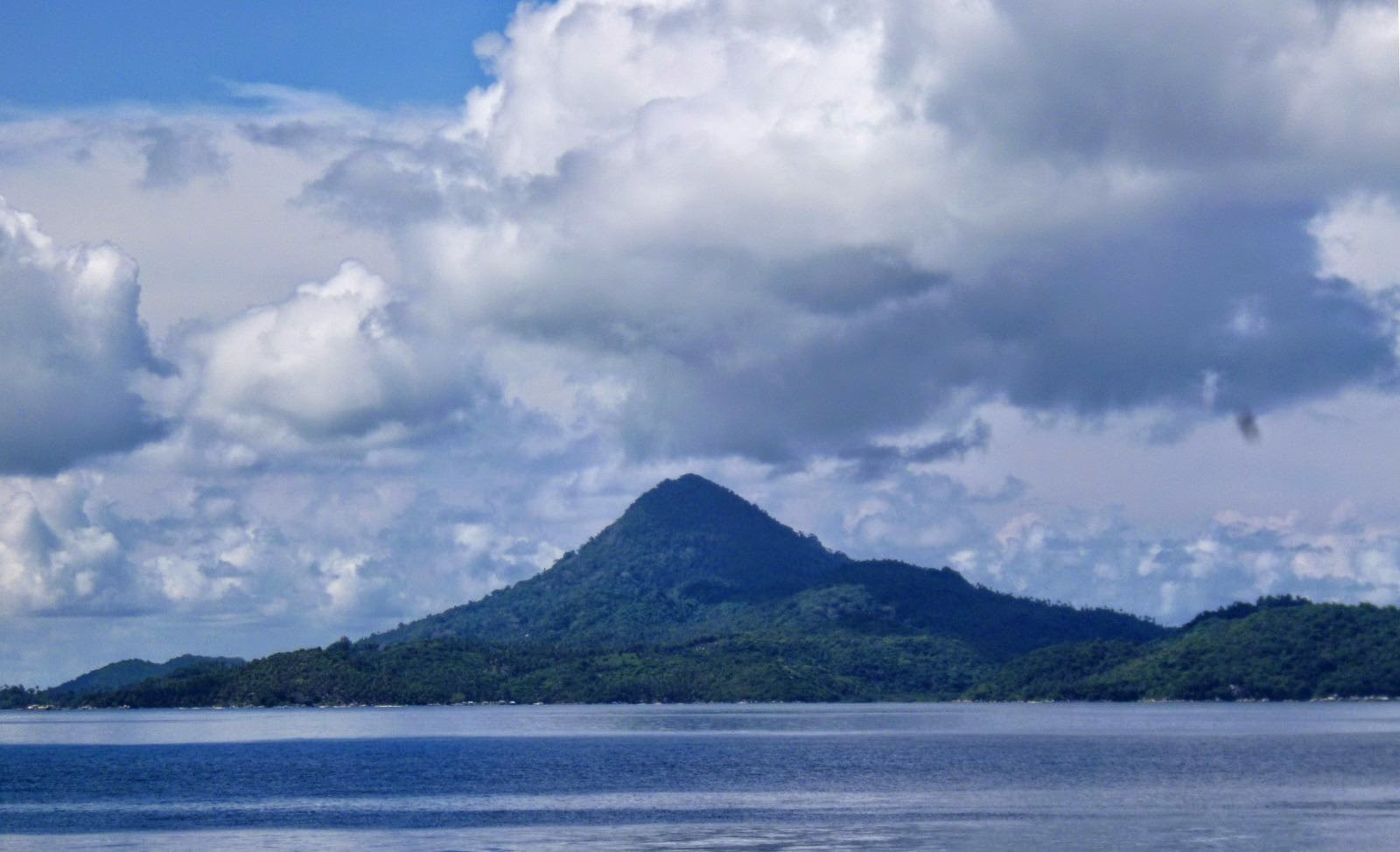 MEMANDANG KEINDAHAN PULAU TELAGA DI TENGAH LAUT CINA SELATAN