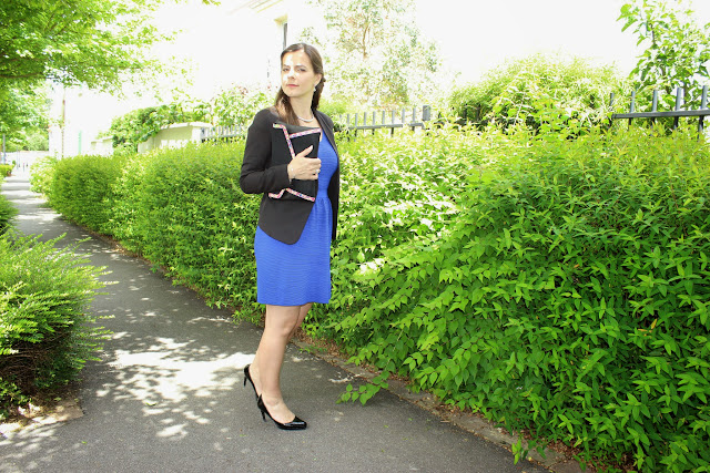 Veste noire, robe bleue klein, pochette minellix hash