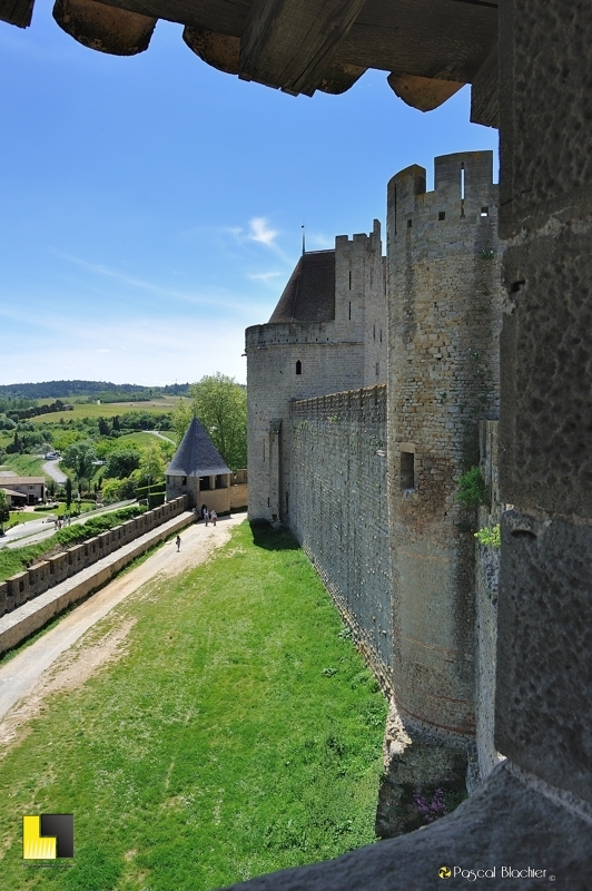 Les remparts coté sud de la cité de Carcassonne Les remparts coté sud de la cité de Carcassonne photo pascal blachier