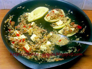 Τα φαγητά της γιαγιάς - Κόκορας γεμιστός με μπέικον και μανιτάρια Τα φαγητά της γιαγιάς - Κόκορας γεμιστός με μπέικον και μανιτάρια