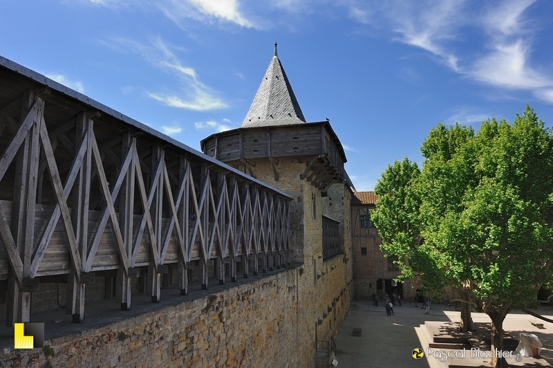 Passage de bois et tour des caserne hourdée du château comtal de Carcassonne Passage de bois et tour des caserne hourdée du château comtal de Carcassonne photo pascal blachier