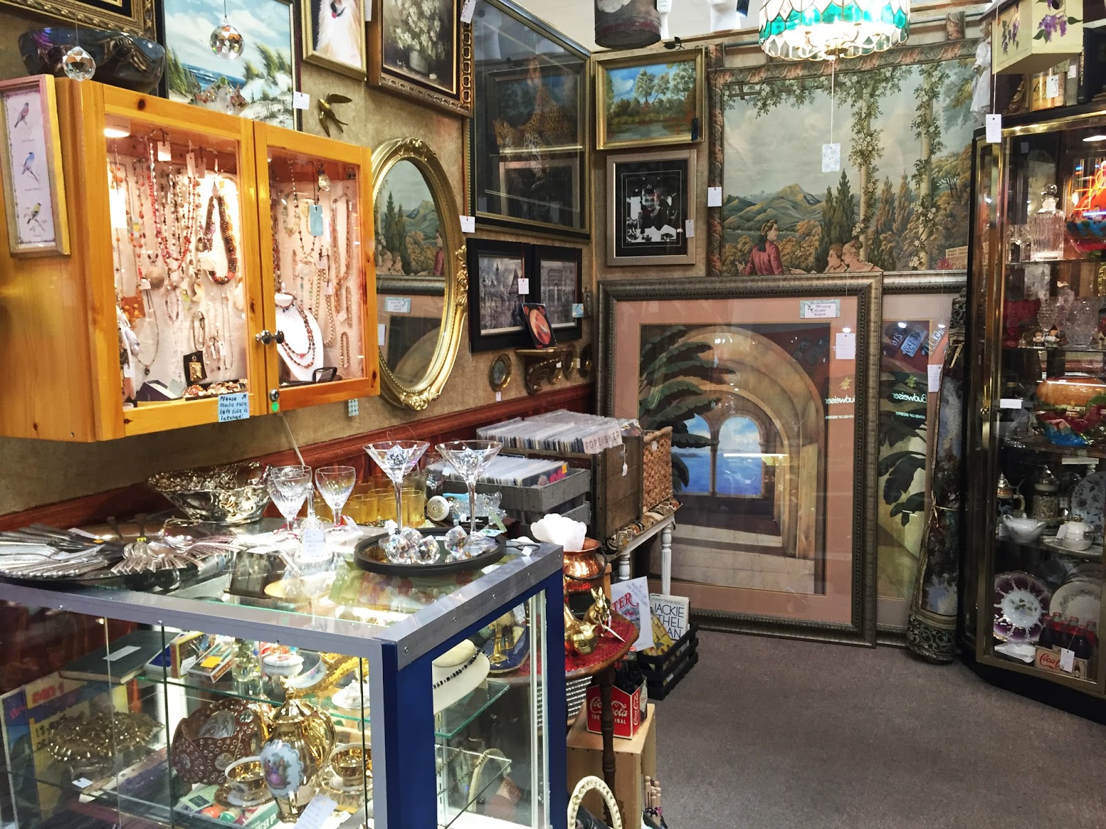 VENDOR 1214 CHARLESTON ANTIQUE MALL Las Vegas Antique Shops