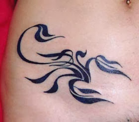 tattoo pequena e delicada de escorpião na virilha