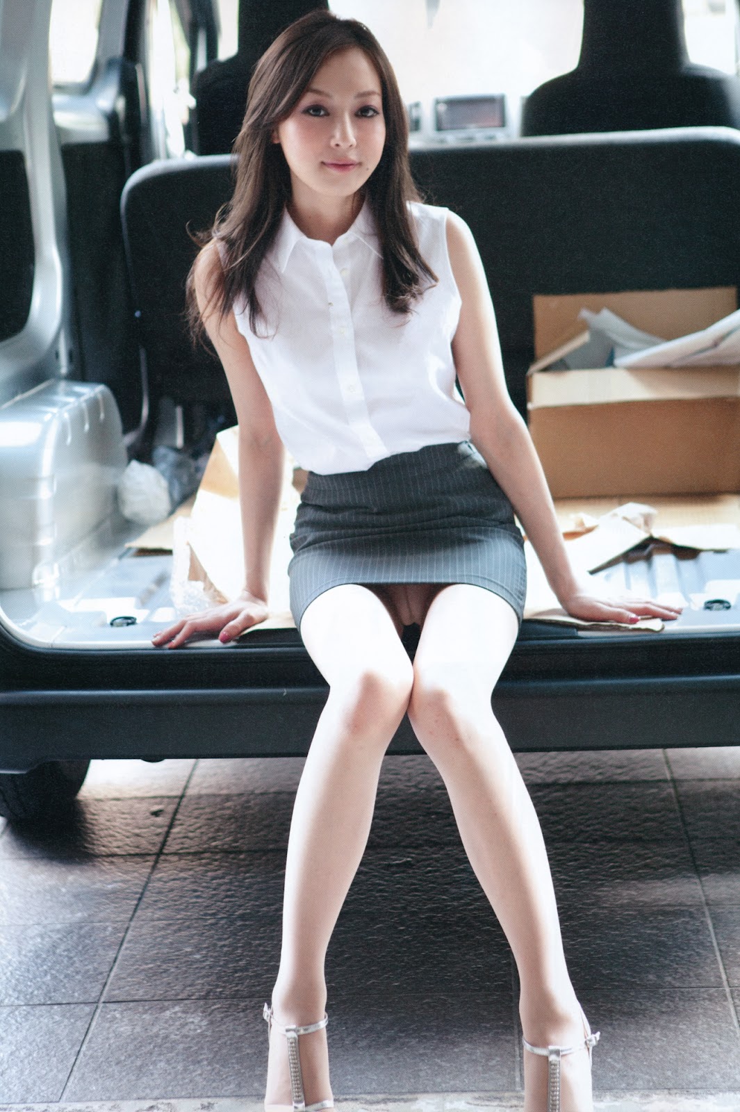 Худощавая китаянка светит своей розовой киской