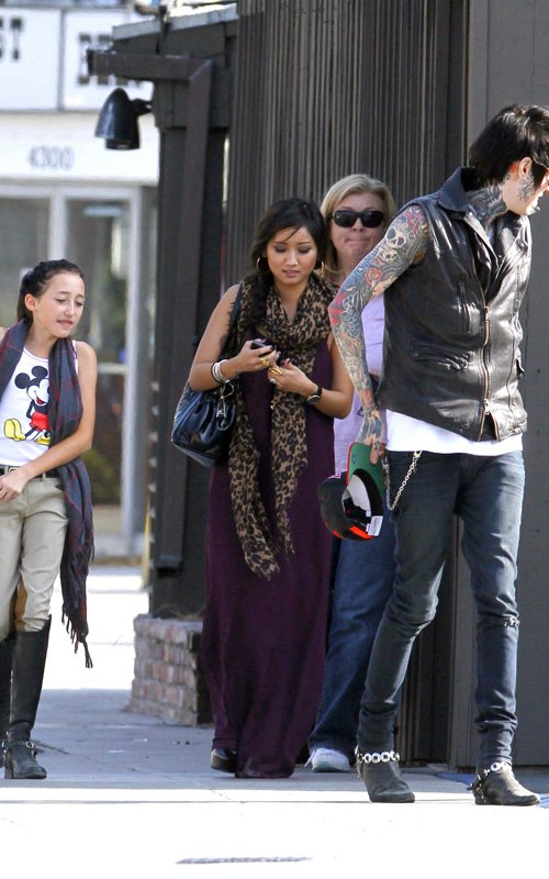 Disfrutando de una tarde de ocio la familia Cyrus y Brenda Song fueron