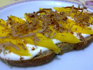 Tosta De Mango Y Yogur Griego 
