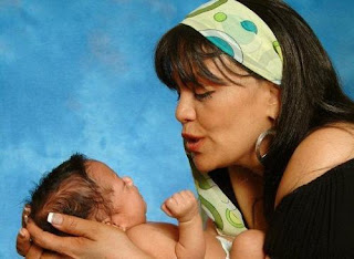 La protagonista de la historia, con uno de sus mellizos - Foto: Zoila Leiva