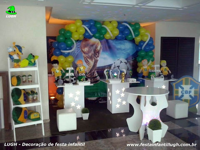 Tema Futebol - Decoração provençal simples com a seleção brasileira Decoração temática da mesa do bolo com o tema Futebol - Seleção Brasileira