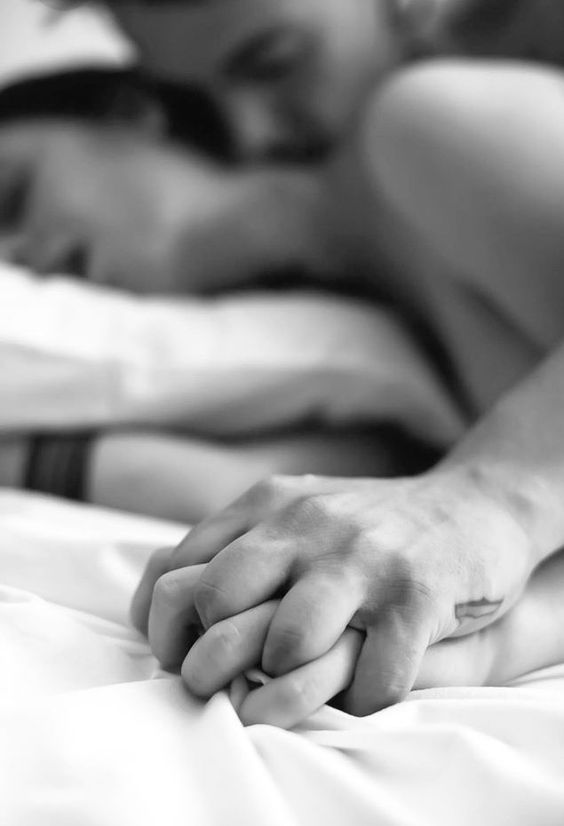 Влюблённая русская парочка в постели получает наслаждение от бурного секса